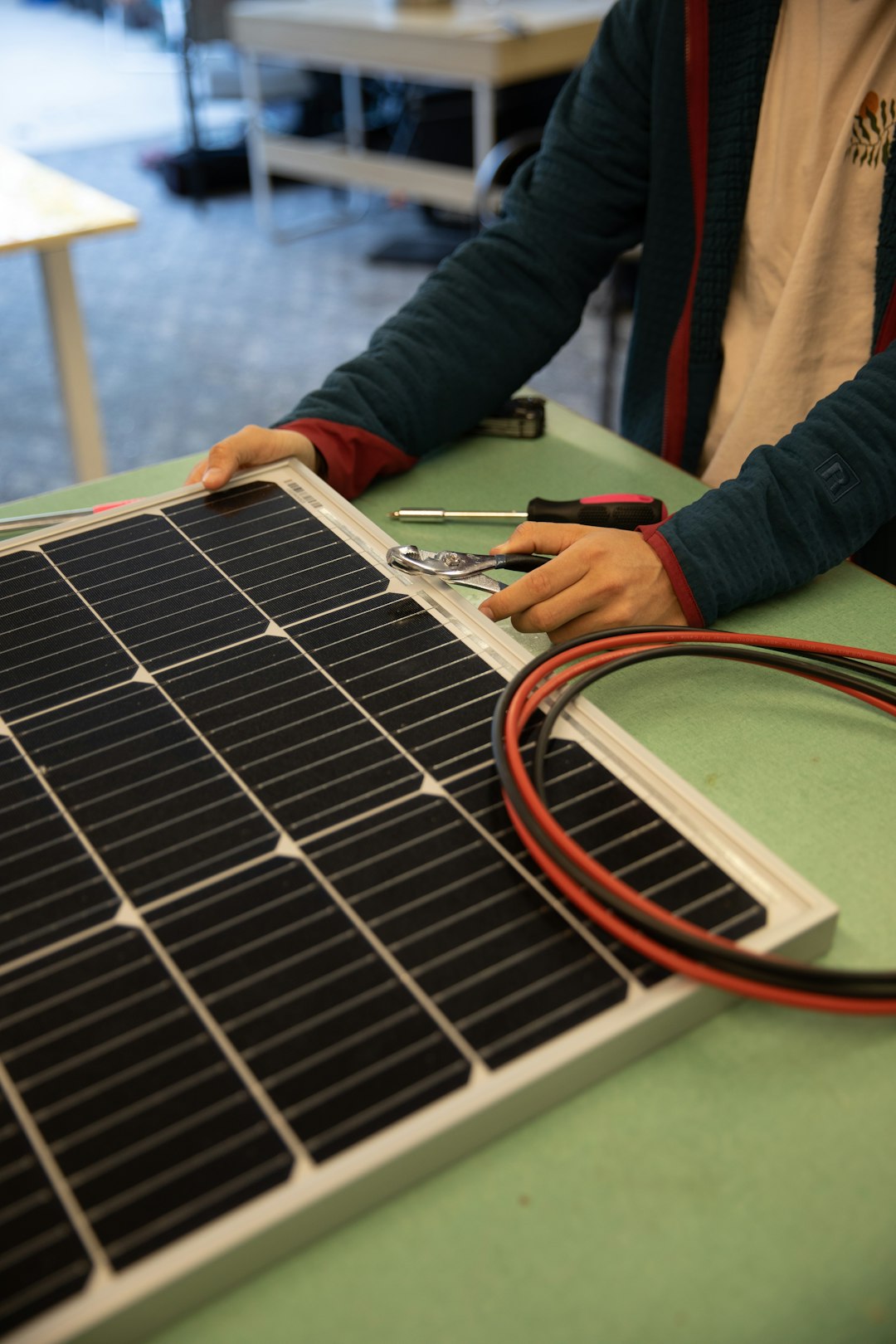 Hombre trabajando en un panel solar